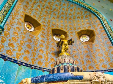 BUDAPEST, HUNGARY - 24 Şubat 2022: Budapeşte 'de 24 Şubat' ta, Gellert Spa Hamamları 'nda Kaplumbağalı Çocuk heykeli