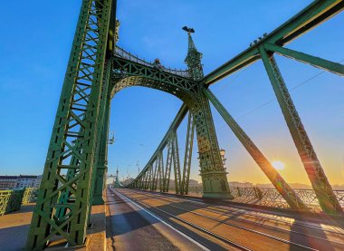 Budapeşte, Macaristan 'daki Özgürlük Köprüsü boyunca gündoğumu yürüyüşünün tadını çıkarın.