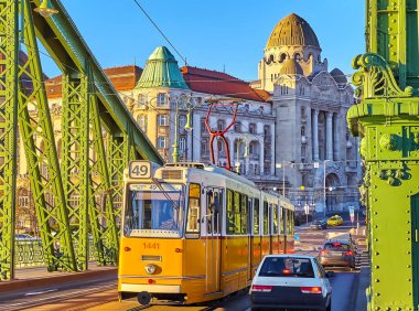 Gündoğumunda Özgürlük Köprüsü 'nde yoğun trafik vardı. Budapeşte, Macaristan' da köprü arkasında görüldü.