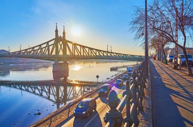 Tuna Nehri, Özgürlük Köprüsü manzaralı Szent Gellert seti ve Budapeşte, Macaristan 'da gündoğumu sabah trafiği