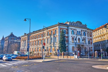Macaristan 'ın Budapeşte kentindeki Szent Gellert Meydanı' na bakan Teknoloji ve Ekonomi Üniversitesi 'nin Ch binasının cephesi