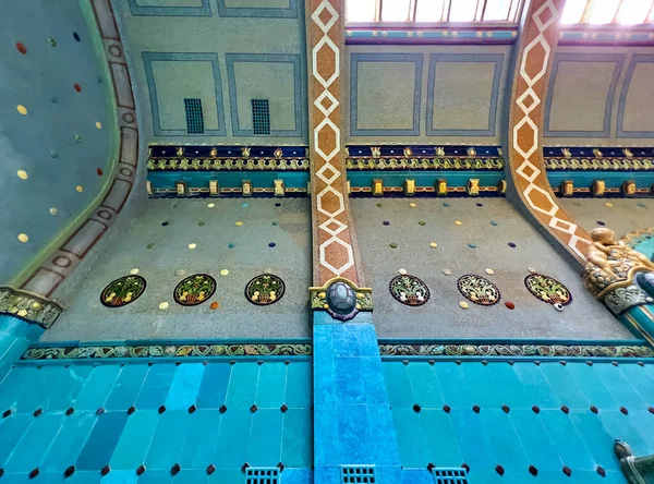 BUDAPEST, HUNGARY - 24 Şubat 2022: Gellert Spa Hamamında Termal Banyo Sanat Nouveau Salonu mozaik ve turkuvaz gama desenleri ile Budapeşte 'de 24 Şubat' ta