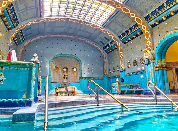BUDAPEST, HUNGARY - 24 Şubat 2022: Gellert Spa Hamamları 'nda 24 Şubat' ta Budapeşte 'de, mozaik, fayans, heykel çeşme ve süslemeli desenli Art Nouveau termal banyosu