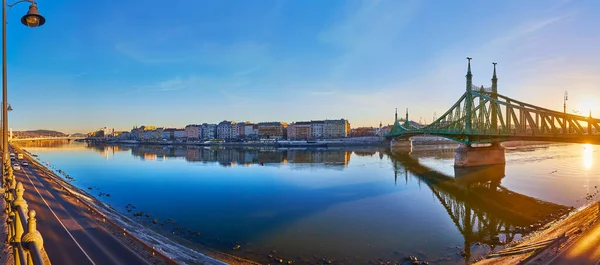 Ciesz Się Jasnym Wschodem Słońca Budapeszcie Brzegu Dunaju Widokiem Most — Zdjęcie stockowe
