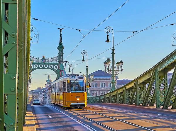 Liberty Köprüsü Nde Budapeşte Macaristan Daki Klasik Sarı Tramvay Manzaralı — Stok fotoğraf