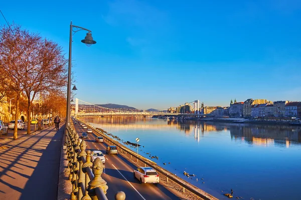 Festői Fehér Erzsébet Híd Reggeli Napsugarakban Tükröződve Duna Vizén Budapest — Stock Fotó