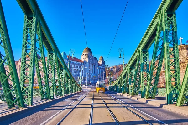 Gele Tram Liberty Bridge Tegen Het Stenen Gebouw Van Gellert — Stockfoto