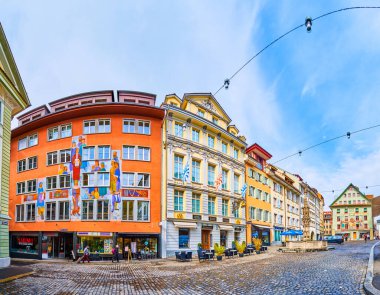 LUCERNE, SWitzERLAND - 30 Mart 2022: Weinmarkt Meydanı 'ndaki tarihi duvar resimli panorama, 30 Mart' ta İsviçre 'nin Lucerne kentinde
