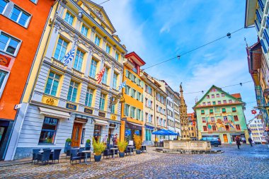 LUCERNE, SWitzERLAND - 30 Mart 2022: Weinmarkt Meydanı ortasında tarihi binalar ve manzaralı çeşme, 30 Mart 'ta İsviçre' nin Lucerne kentinde