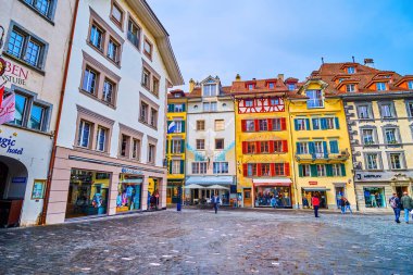 LUCERNE, SWitzERLAND - 30 Mart 2022: Kronmarkt Meydanı 'nda yürüyün Altstadt' ın kalbinde eski evlerde 30 Mart 'ta, İsviçre' nin Lucerne kentinde korunan medieva lfreskleriyle birlikte