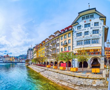 LUCERNE, SWitzERLAND - 30 Mart 2022: 30 Mart 'ta İsviçre' nin Lucerne kentinde muhteşem dekoratif binalarla Unter der Egg gezinti güvertesi