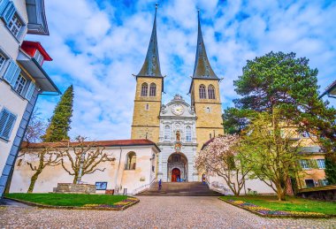 İkiz kuleleri ile birlikte St. Leodegar in Hof Parish Kilisesi, İsviçre 'nin Lucerne şehrinin sembolüdür.