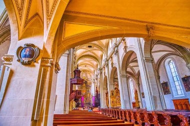 LUCERNE, SWitzERLAND - 30 Mart 2022: St. Leodegar Kilisesi 'nin St. Leodegar ibadet salonu, 30 Mart' ta İsviçre 'nin Lucerne kentinde