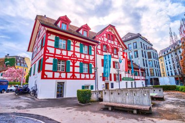 LUCERNE, SWitzERLAND - 30 Mart 2022 St St. Manzaralı yarım keresteli ev, 30 Mart 'ta İsviçre' nin Lucerne kentinde otel ve restoran olarak hizmet vermektedir.
