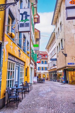 LUCERNE, SWitzERLAND - 30 Mart 2022: 30 Mart 'ta İsviçre' nin Lucerne kentinde, Altstadt 'taki şık kafe ve barları ziyaret ederek ortaçağ kasabasını keşfedin