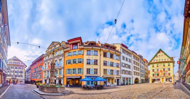 LUCERNE, SWitzERLAND - 30 Mart 2022: 30 Mart 'ta İsviçre' nin Lucerne kentinde eski balık pazarı meydanı Weinmarkt Ortaçağ kasaba evleri panoraması