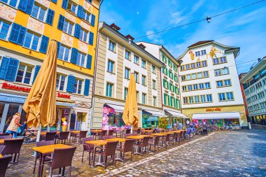 LUCERNE, SWitzERLAND - 30 Mart 2022: 30 Mart 'ta İsviçre' nin başkenti Lucerne 'de orta çağ sokaklarında yürüyüp, evlerin ön cephesinde fresklerin keyfini çıkarmak