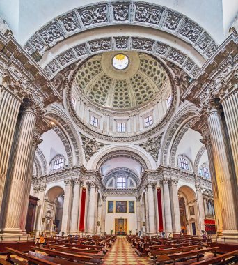 BRESCIA, İtalya - 10 Nisan 2022: 10 Nisan 'da Brescia' da tarihi Yeni Katedral 'in (Duomo Nuovo) uzun sütunları, sıva sütunları, sunağı, heykelleri, kasası ve ana kubbesi ile panoramik iç mimarisi