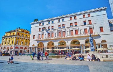 BRESCIA, ITALY - 10 Nisan 2022: Fontana del Bigio ve Palazzo Assicurazioni Generali sarayında modern heykeli bulunan kalabalık Piazza della Vittoria (Zafer Meydanı) 10 Nisan 'da Brescia' da