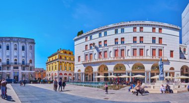 BRESCIA, İtalya - 10 Nisan 2022: 10 Nisan 'da Brescia' da Palazzo Assicurazioni Generali Sarayı binasına karşı Fontana del Bigio ile Zafer Meydanı Panoraması