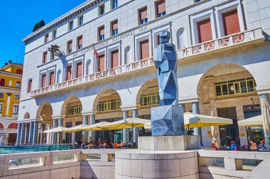 BRESCIA, İtalya - 10 Nisan 2022: 10 Nisan 'da Brescia' da, Fontana del Bigio 'daki modern taş heykel Palazzo Assicurazioni Generali sarayı ve açık hava restoranları, Zafer Meydanı' nın 10 Nisan 'daki binasına karşı