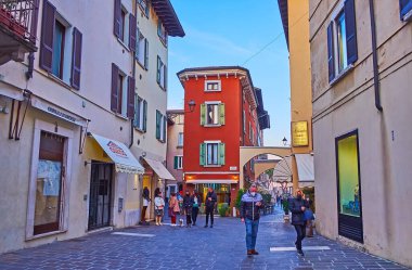 DESENZANO DEL GARDA - 10 Nisan 2022: Tarihi evleri ve hediyelik eşya dükkanları olan Piazza Giuseppe Malvezzi 'deki alacakaranlık, 10 Nisan' da Desenzano del Garda