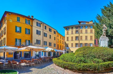 Tarihi Piazza Tito Speri Meydanı manzarası tarihi evler, açık kafeler, yemyeşil parklar ve Tito Speri anıtı, Brescia, İtalya