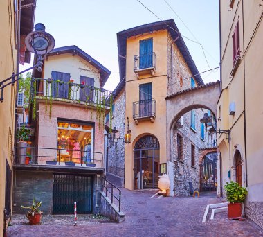Eski kentin dar, eski, döküntü caddeleri, eski evler, kafeler ve dükkanlar, Desenzano del Garda, İtalya