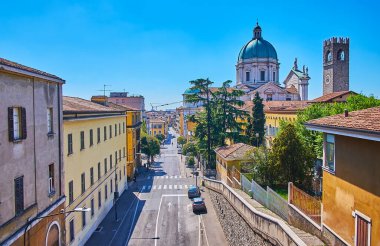Eski çatıları olan Salita della Memoria Caddesi, Palazzo Broletto 'nun Torre del Pegol Kulesi ve Yeni Katedral Kubbesi (Duomo Nuovo), Brescia, İtalya