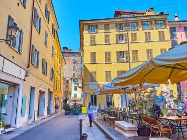 İtalya 'nın Lombardiya, Brescia kentindeki Piazza Tito Speri Meydanı' ndaki açık hava terasları