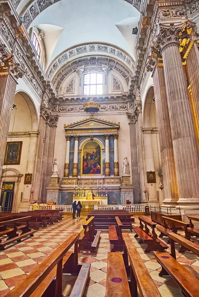 BRESCIA, İtalya - 10 Nisan 2022: Duomo Nuovo (Yeni Katedral), 10 Nisan 'da Brescia' da kilisenin sunağına taş sütunlar, oyulmuş kasa ve resim