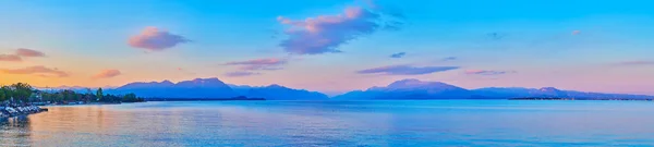 가르다 가르다 레스의 보라색 파란색 실루엣으로 분홍빛 구름으로 하늘을 반사하고 — 스톡 사진