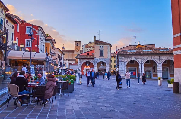 Desenzano Del Garda Italien April 2022 Kvällstid Piazza Giuseppe Malvezzi — Stockfoto