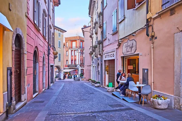 Desenzano Del Garda Italy เมษายน 2022 ถนนแคบ ของ Sant Angela — ภาพถ่ายสต็อก