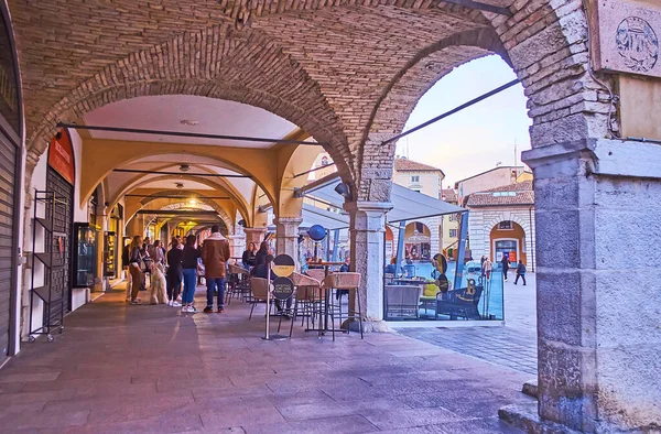 Desenzano Del Garda Itálie Dubna 2022 Středověká Pasáž Malými Obchody — Stock fotografie