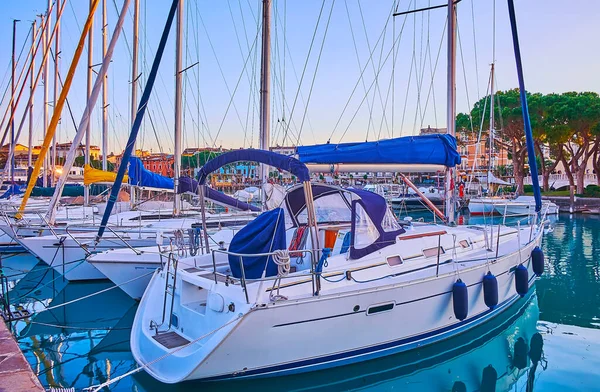 Segelbåtarna Förtöjda Vid Varvet Hamnen Desenzano Del Garda Gardasjön Italien — Stockfoto