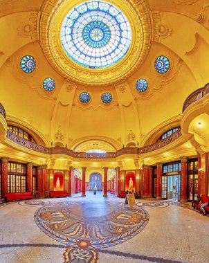 BUDAPEST, HUNGARY - 24 Şubat 2022: 24 Şubat 'ta Budapeşte' de, mozaik zeminli ve zengin dekore edilmiş kubbeli Gellert Spa Hamamları 'nın süslü rotonda salonu