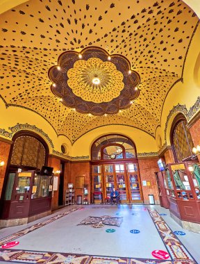 BUDAPEST, HUNGARY - 24 Şubat 2022: Budapeşte 'de 24 Şubat' ta Gellert Spa Hamamlarının giriş salonundaki çarpıcı kubbe ve mozaik zemin