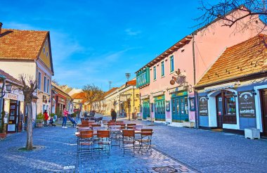 Dumtsa Jeno Caddesi, Szentendre, Macaristan 'daki küçük açık hava kafe ve restoranları.