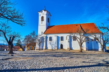 Castle Hill, Szentendre, Macaristan 'daki kilise meydanındaki Aziz John Kilisesi' nin dış ve saat kulesi.