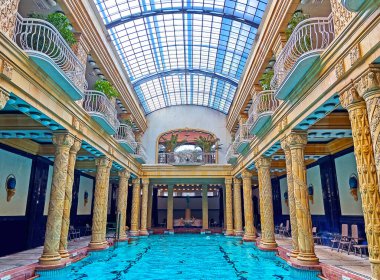 BUDAPEST, HUNGARY - 24 Şubat 2022: Gellert Spa Hamamları cam kasa, yardım sütunları, saksı ve yüzme havuzunda bitkiler, 24 Şubat 'ta Budapeşte' de