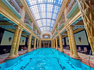 BUDAPEST, HUNGARY - 24 Şubat 2022: Gellert Spa Hamamları Budapeşte 'de 24 Şubat' ta yüzme havuzlu zarif bir salona sahiptir.