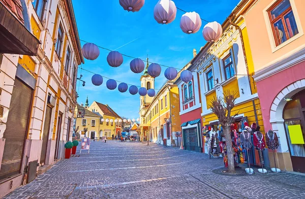 Turist Dumtsa Jeno Caddesi, Szentendre, Macaristan üzerine dekoratif fenerler asmak