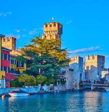 Sirmione Marina 'sı yoğun konutları ve uzun kuleleri olan ortaçağ Castello Scaligero' su, İtalya