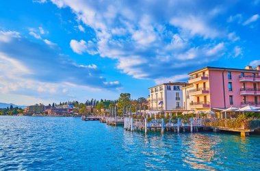 Sirmione Gölü kıyısında modern oteller ve yeşil parklar, Lombardy, İtalya