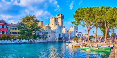 Sirmione marinasının Panorama 'sı ve arka planda Scaligero Kalesi kuleleri, İtalya