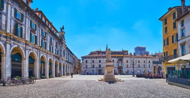 Piazza della Loggia Panorama ile Torre dell 'Orologio, Palazzo Monte di Pieta ve La Bella Italia Piazzetta Bell' Italia, Brescia, İtalya 'dan