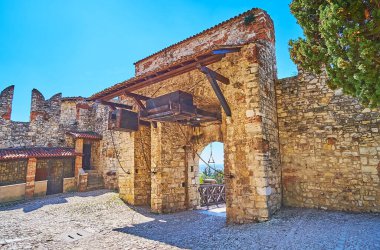 Brescia Kalesi ortaçağ taş kapılı çıkışı, Lombardy, İtalya