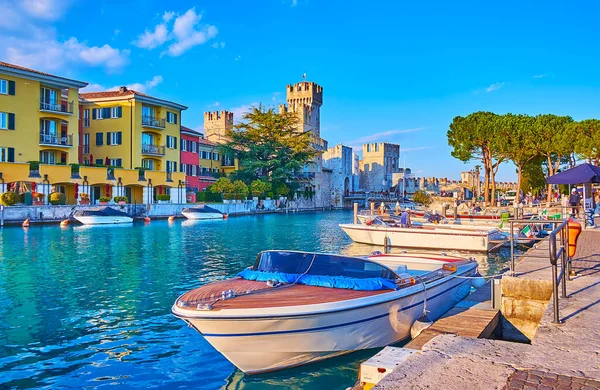 Pequeño Puerto Sirmione Con Barcos Pesca Casas Históricas Colores Castillo — Foto de Stock