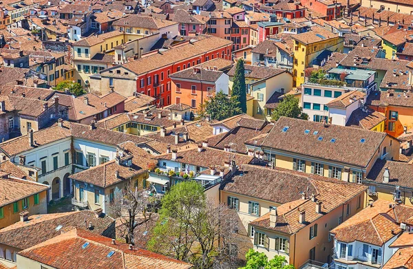 Det Täta Huset Brescia Med Gamla Röda Tegeltak Och Färgade — Stockfoto